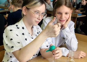 Фото 6 к новости Школьники исследовали кислотность газированных напитков